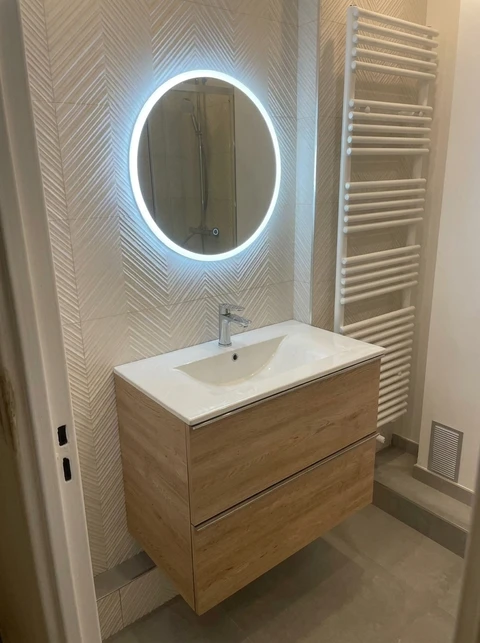 Salle de bain moderne épurée avec meuble vasque suspendu en bois naturel clair, 2 tiroirs, vasque à encastrer blanche, robinet mitigeur chromé monotrou