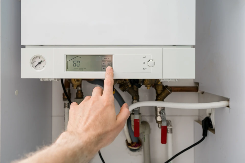 Salle technique intérieure avec installation hydronic murale complexe