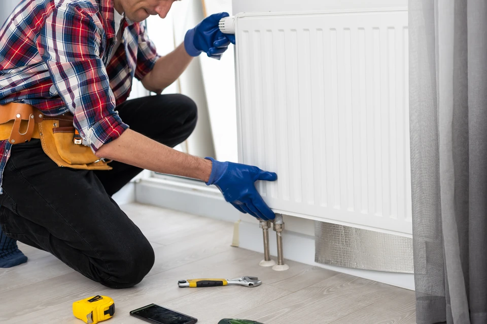Salle technique intérieure avec installation hydronic murale complexe