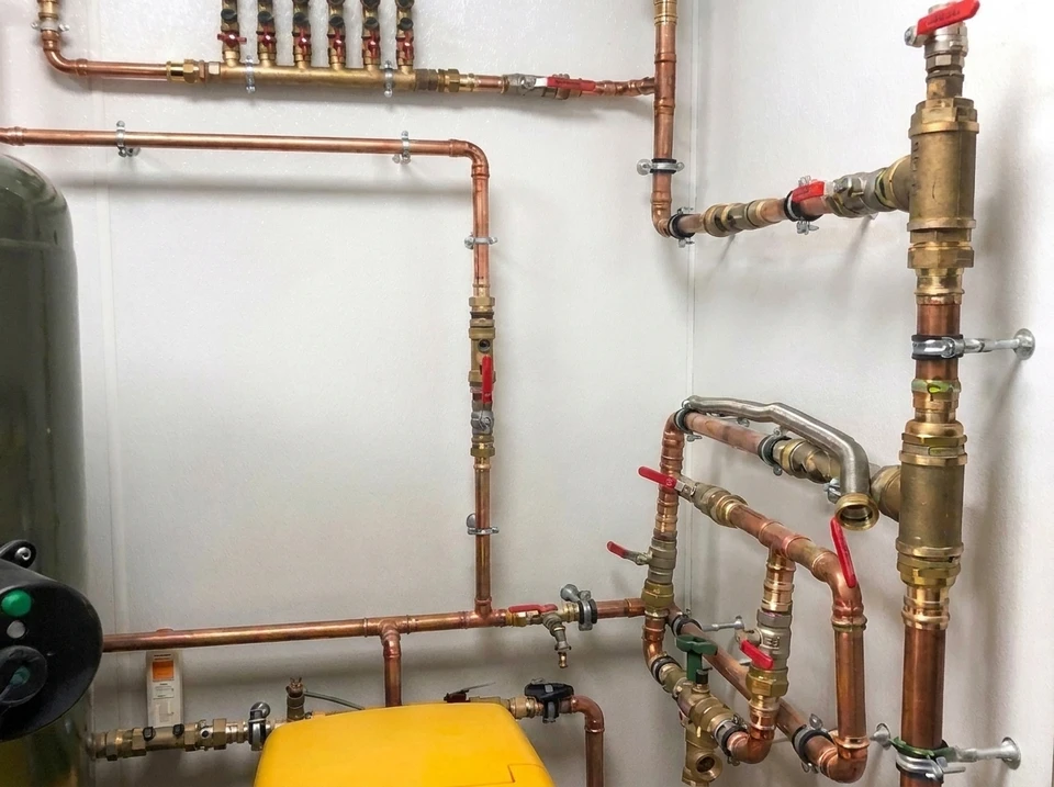 Salle technique intérieure avec installation hydronic murale complexe