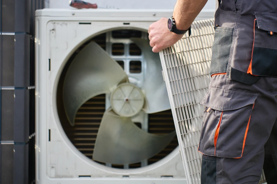 Salle technique intérieure avec installation hydronic murale complexe