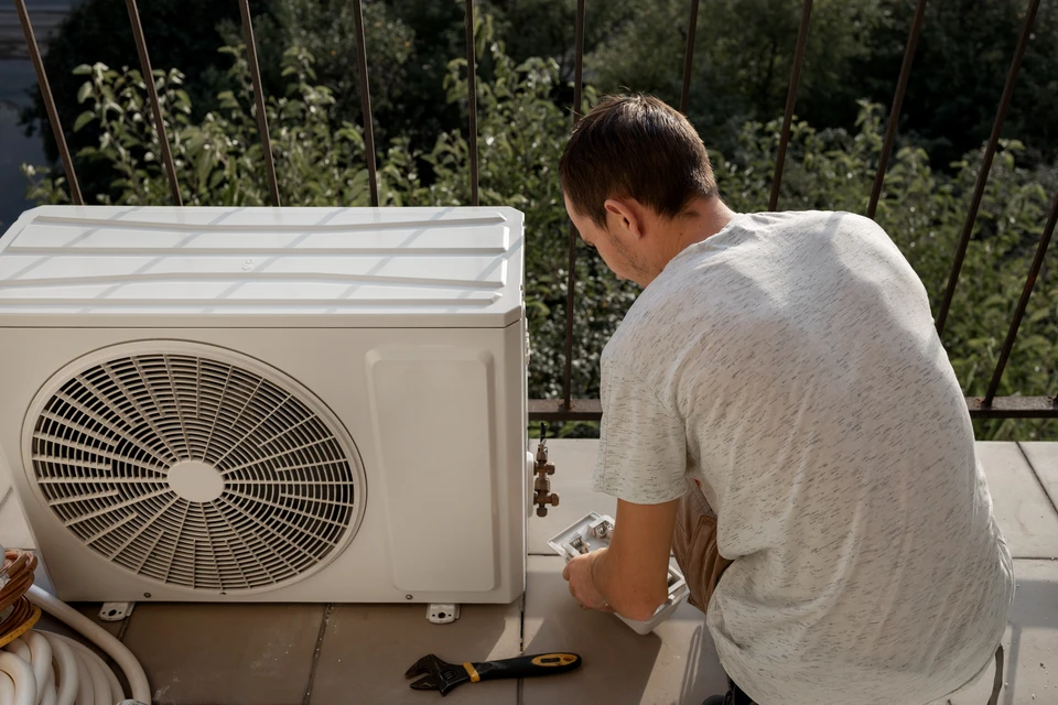 Salle technique intérieure avec installation hydronic murale complexe